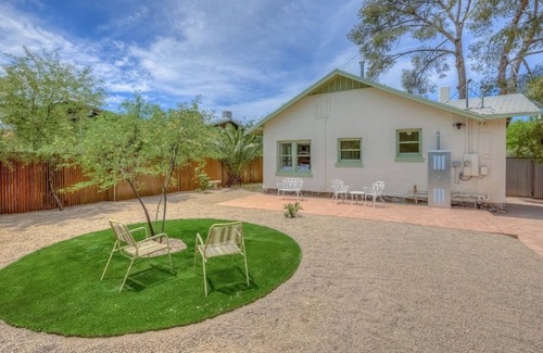 Feldman's Maison | Newly renovated, charming, quiet bungalow near U of A/downtown