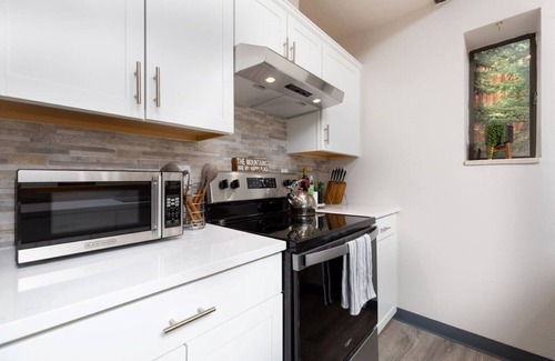 Warrior's Mark Copropriété | Newly Renovated Condo Walking Distance to Main St