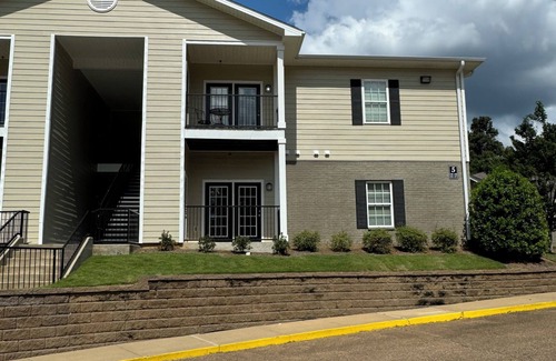 Oxford Copropriété | Newly Renovated Condo at The Bluffs West! Walk to campus, pool, and gym access.
