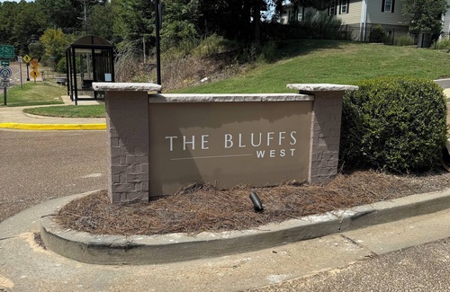 Oxford Copropriété | Newly Renovated Condo at The Bluffs West! Walk to campus, pool, and gym access.