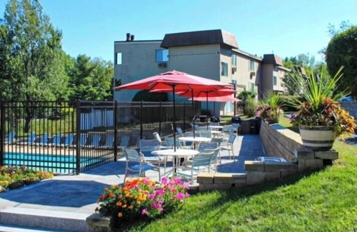Weirs Beach Copropriété | Newly Renovated Condo, minutes from Weirs Beach, Concert Venue and Ski Mountain!