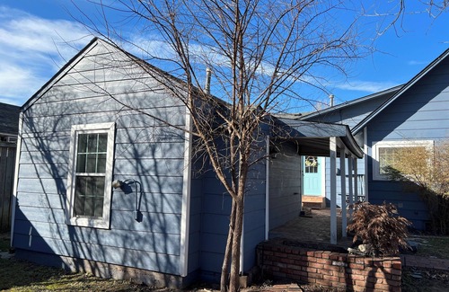 Lawton Cottage | Newly renovated cozy cottage, located in the backyard of my home.