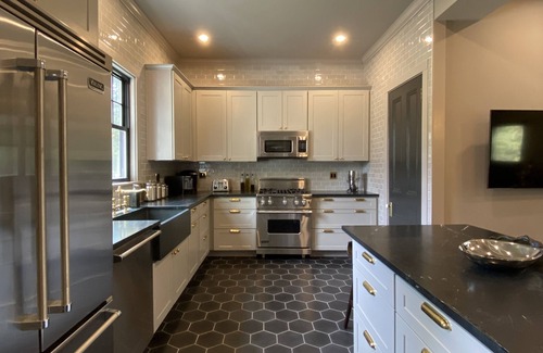 Athens Maison | Newly Renovated Designer 3-BR / 2-BTH Carriage House in Athens!