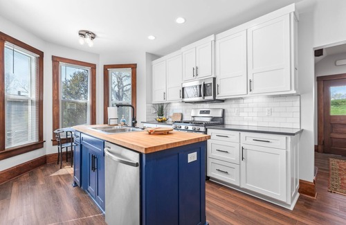 Pleasant Hill Autre | Newly Renovated Farmhouse in Family Friendly Pleasant Hill