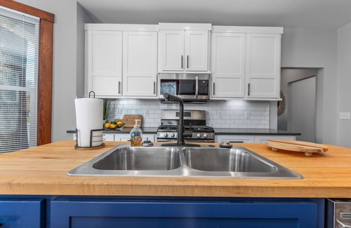Pleasant Hill Autre | Newly Renovated Farmhouse in Family Friendly Pleasant Hill
