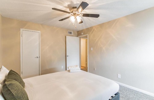 Midland Appartement | Newly Renovated Flat in the Heart of Midland!