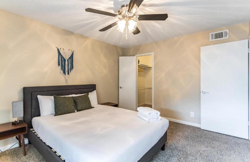 Midland Appartement | Newly Renovated Flat in the Heart of Midland!