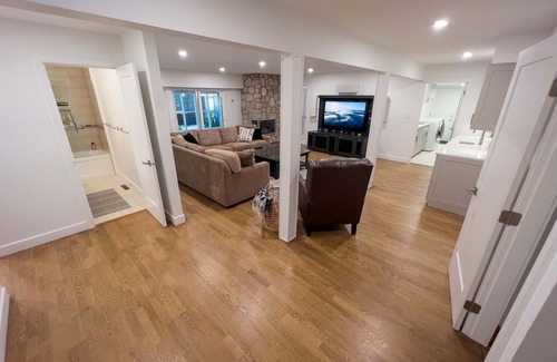 Delta Maison | Newly Renovated Home w/In-Door Pool, Sauna, Outdoor Jacuzzi, Gym & more!