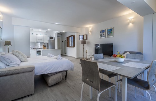 Bahar ic-Caghaq Appartement | Newly renovated apartment with outdoor pool, in a coastal and country setting