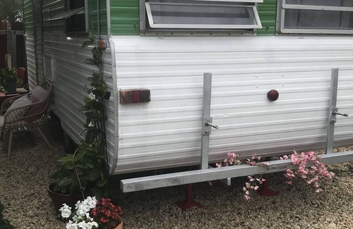 Harcourt Maison | Newly Renovated Retro CARAVAN near Castlemaine
