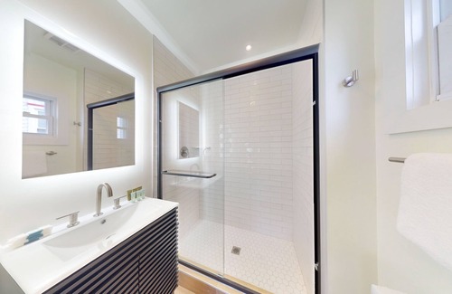 North End Hôtel | Newly Renovated Room with Queen Bed