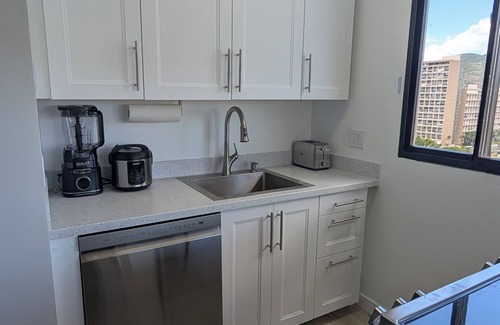 Waikiki Appartement | Newly renovated, secure, 2-bedroom apartment in beautiful Waikiki with AC