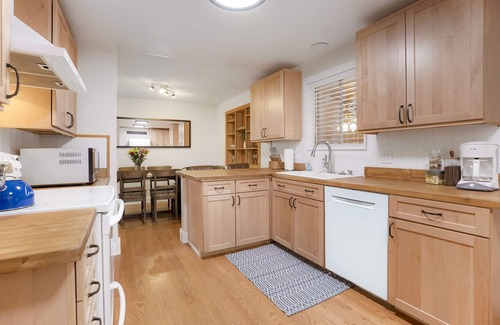 North Central Westminster Maison | Newly Renovated-Spacious-20min to Den& Boulder-HotTub/Game Room/Basketball Court