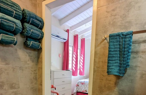 Hato Cottage | Étapes récemment rénovées de l'oasis du hameau de la mer 4 Grand espace de vie extérieur aussi