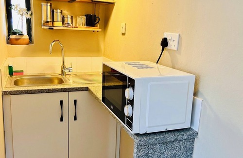 Greendale Appartement | Newly Renovated Studio on 2 Acres: Modern, Rustic & Peaceful Getaway in Harare!