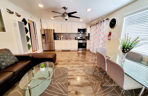 Oak Park Maison | Newly Renovated Stylish Guest Suite with Exterior Entrance