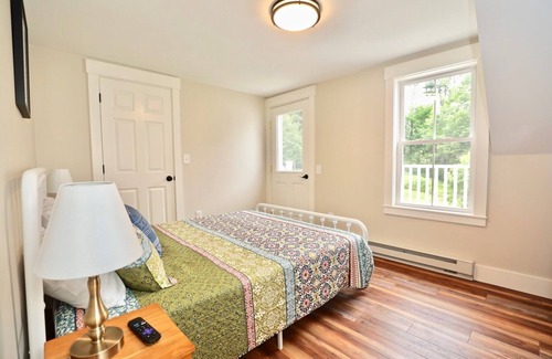 West Boothbay Harbor Maison | Newly Renovated Upstairs Apartment in 1790's Sea Captain's House on Deckers Cove