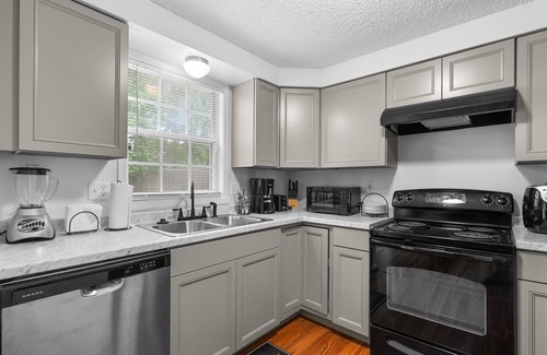 Seat Pleasant Maison | NEWLY RENOVATED & NEWLY FURNISHED Cozy 3BR TH IN CAPITOL HGTS