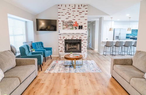 Southern Plantation Maison | Newly renovated home w/ hand-painted "HOWDY" mural, game/bunk room & pool table