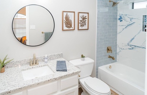 Southern Plantation Maison | Newly renovated home w/ hand-painted "HOWDY" mural, game/bunk room & pool table