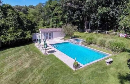 The Heights Maison | NOUVELLEMENT RÉNOVÉ AVEC PISCINE, HOT TUB ET CHEMINEE!