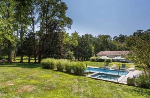 The Heights Maison | NOUVELLEMENT RÉNOVÉ AVEC PISCINE, HOT TUB ET CHEMINEE!