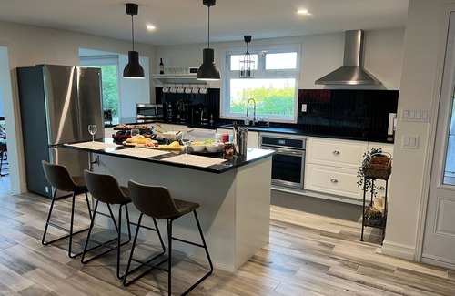 Coaticook Maison | Newly renovated villa with magnificent views, spa & beach