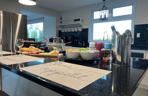 Coaticook Maison | Newly renovated villa with magnificent views, spa & beach