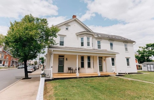Mount Joy Maison | Newly Renovated, Vintage Inspired, Large 4 BR Home