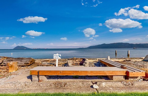 Bow Maison | Maison au bord de l'eau avec foyer privé, rampe de mise à l'eau, bouée et 2 vélos sur l'île Samish