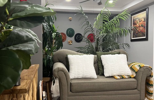 West Pullman Maison | Newly Revamped Home - For privacy lovers
