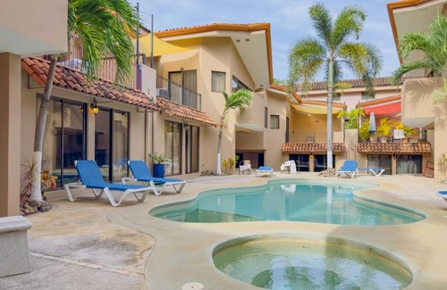 El Ocotal Copropriété | Newly Updated 1-bedroom condo in laid back Playa Ocotal with AC, WiFi, King Bed