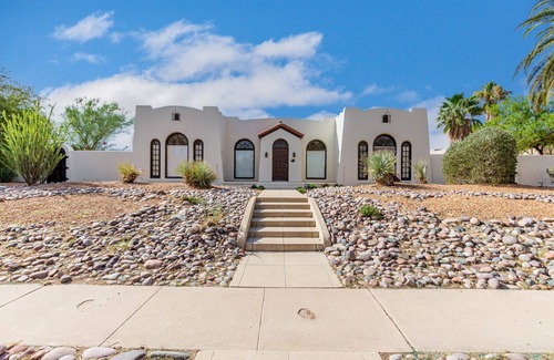 Sam Hughes Maison | Newly updated charming house with resort-style amenities and centrally located!