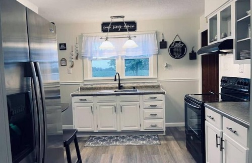 Scheller Maison | Newly updated country home boasts comfort & relaxation, near DuQuoin Fairgrounds