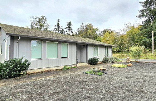 Hillsboro Maison | Newly Updated House on Huge Land