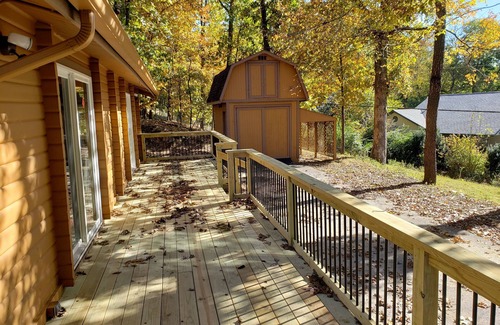 Rogers Cabine | Chalet de luxe sur le lac Beaver avec immense terrasse, accès privé à la piscine et au quai pour bateaux