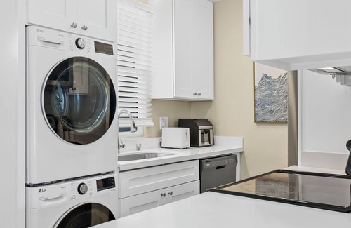 Balboa Peninsula Maison | Newport Beach Balboa Peninsula 2BR King Bed Wifi Steps to Sand Beach Gear