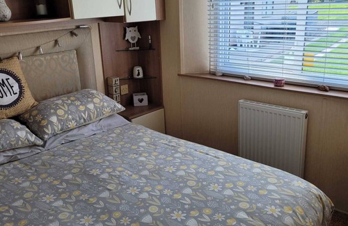 Llanllwchaiarn Cabine | NEWQUAY WALES sleeps 6 people at ocean heights site.with heated pools also bars.