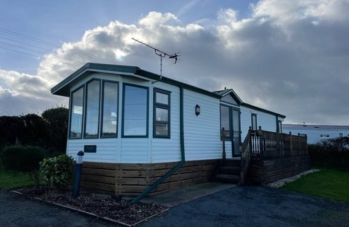 Llanllwchaiarn Cabine | NEWQUAY WALES sleeps 6 people at ocean heights site.with heated pools also bars.