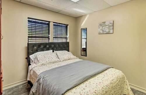 Newton Maison | Newton Home w/ Ample Parking 1 Mi to Downtown