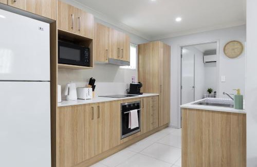 Rocklea Appartement | Next to a Disk Golf Course! Shops! AirCon! 339F1