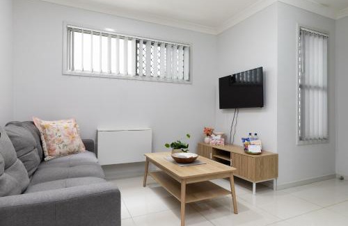 Rocklea Appartement | Next to a Disk Golf Course! Shops! AirCon! 339F1