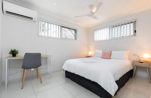 Rocklea Appartement | Next to a Disk Golf Course! Shops! AirCon! 339F1