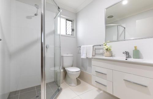 Rocklea Appartement | Next to a Disk Golf Course! Shops! AirCon! 339F1