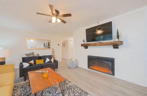 Central Newport News Maison | Next to CNU New Listing with Beautiful Finishes