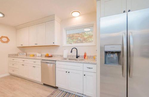 Central Newport News Maison | Next to CNU New Listing with Beautiful Finishes