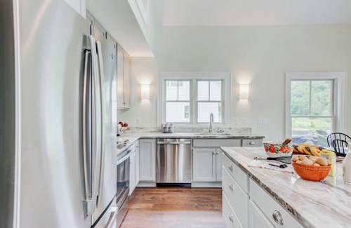 Warm Springs Maison | Bright and Modern Getaway next to the Jefferson Warm Springs Pools!
