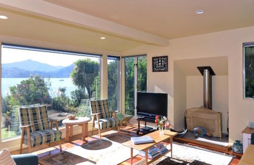 Moetapu Bay Maison | Ngaire's Haven - Mahau Sound Holiday Home