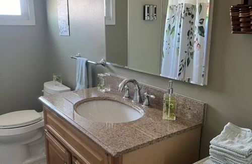Cheektowaga Appartement | Niagara Falls is only 30minutes away.Airport 4 min away. Family & pet friendly!