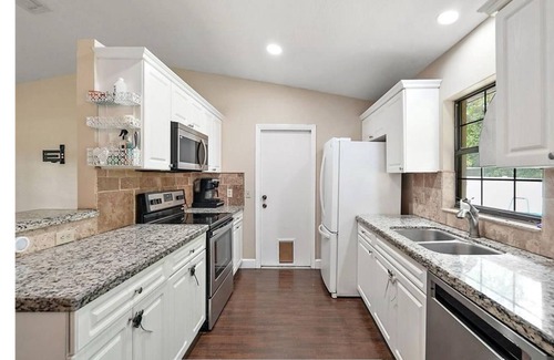 Summerfield Maison | Nice 2/2 house just 3 blocks from The Villages! Serene privacy with forest view!